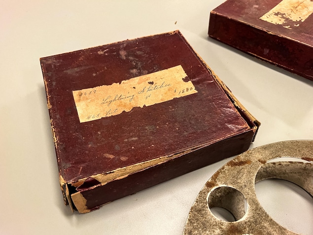 Une vieille boîte brune.