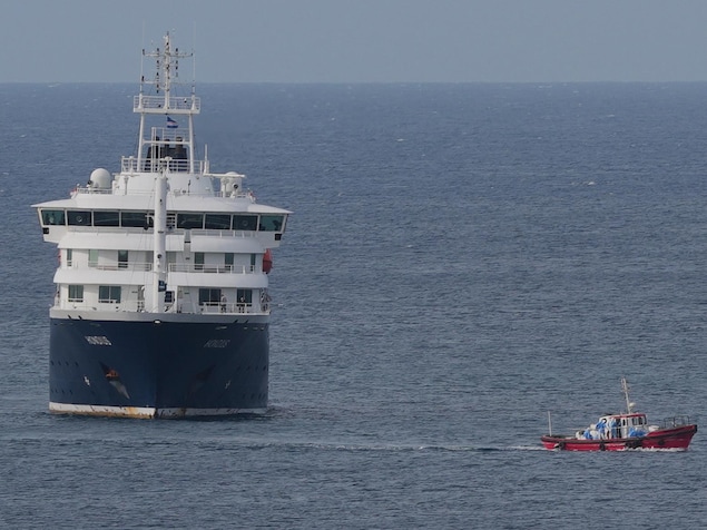 Le paquebot MV Hondius est ancré dans un port de Praia, au Cap-Vert, le mercredi 6 mai 2026. 
