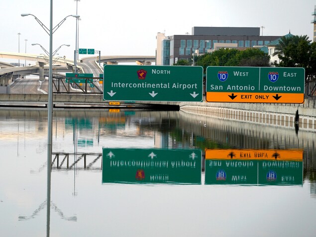 Même si la pluie a cessé à Houston au Texas, l'eau qui s'est accumulée après le passage de l'ouragan Harvey est encore bien présente dans les rues. Même si la pluie a cessé à Houston au Texas, l'eau qui s'est accumulée après le passage de l'ouragan Harvey est encore bien présente dans les rues.