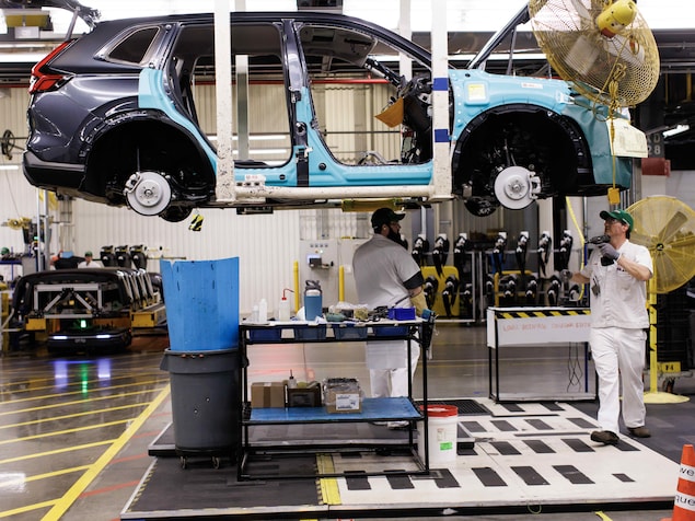 Des travailleurs assemblent un CR-V à l'usine d'Honda à Alliston le 5 avril 2023.