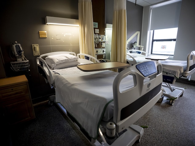 Des lits d'hôpital.