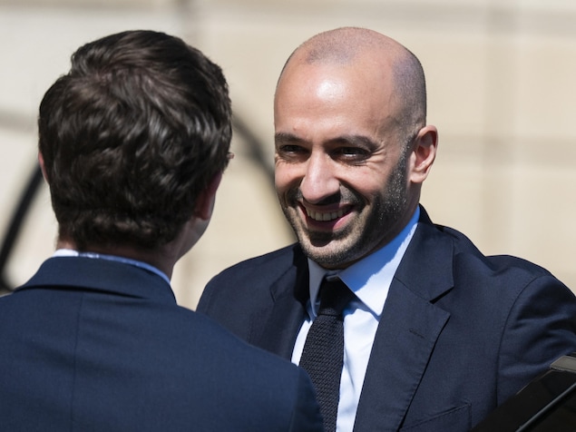 Benjamin Haddad salue le premier ministre du Montenegro Milojko Spajic, à Paris, le 27 mai 2026.