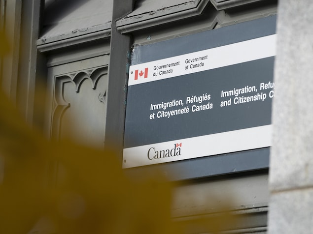 Une affiche d'un bureau de Immigration, Réfugiés et Citoyenneté Canada.