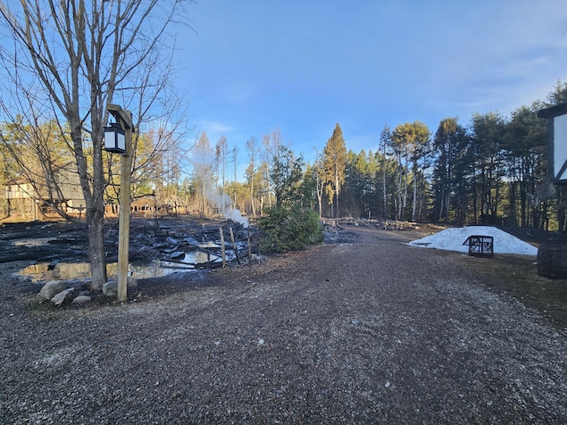 Le site du Duché de Bicolline au lendemain d'un violent incendie.