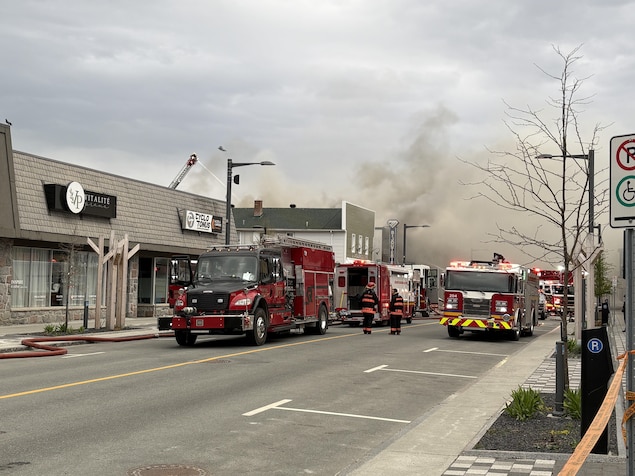 Des pompiers combattent un incendie à Val-d'Or.