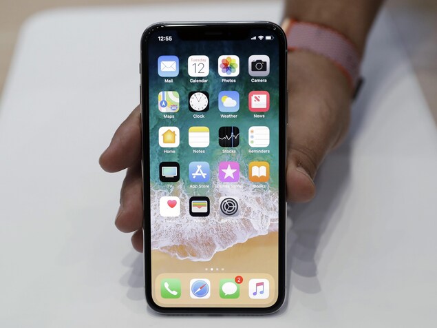 La main d'un homme qui tient le nouvel iPhone X. La main d'un homme qui tient le nouvel iPhone X.