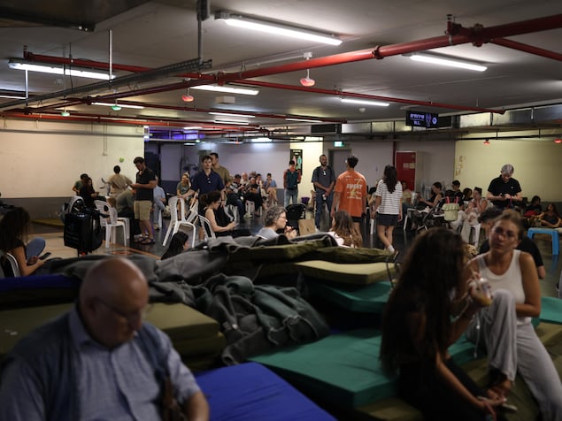 Des personnes se réfugient dans un abri public à Tel-Aviv, le 8 juin 2026.