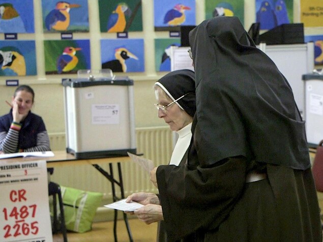 Des soeurs votent lors du référendum sur l’avenir du 8e amendement de la Constitution concernant l'avortement. Des soeurs votent lors du référendum sur l’avenir du 8e amendement de la Constitution concernant l'avortement.