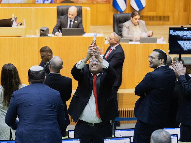 Le ministre isra&eacute;lien d'extr&ecirc;me droite de la S&eacute;curit&eacute; nationale Itamar Ben Gvir brandit une bouteille d'alcool au Parlement pour c&eacute;l&eacute;brer l'adoption d'une loi instaurant la peine de mort pour les Palestiniens  reconnus &laquo; coupables d'attaques anti-isra&eacute;liennes meurtri&egrave;res &raquo;.