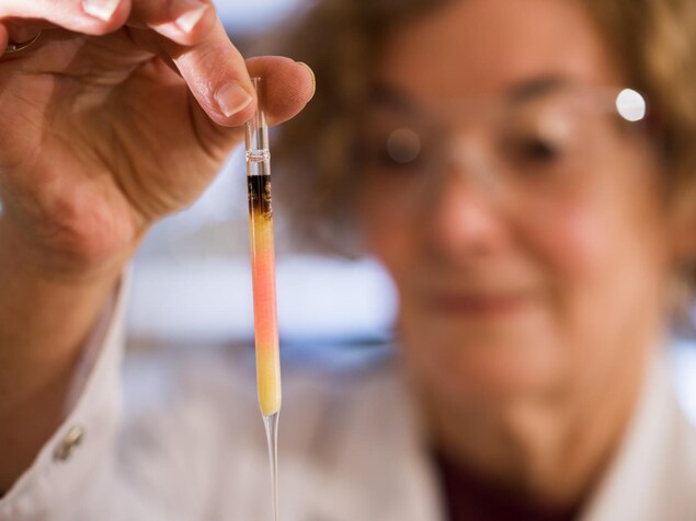 La biogéochimiste Janet Hope tient dans sa main un échantillon du plus vieux pigment de couleur. La biogéochimiste Janet Hope tient dans sa main un échantillon du plus vieux pigment de couleur.