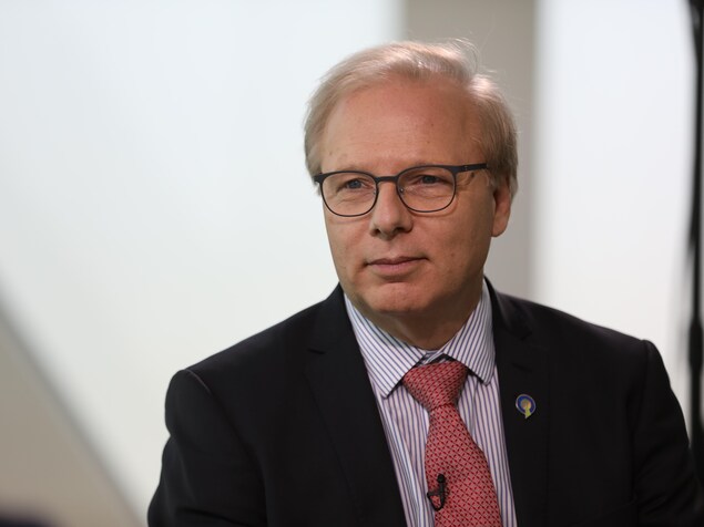 Jean-François Lisée regarde la caméra. Jean-François Lisée regarde la caméra.