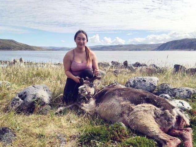 Jeannie Puxley pose avec un caribou tué lors de la chasse Jeannie Puxley pose avec un caribou tué lors de la chasse
