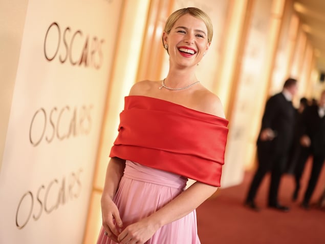 L'actrice sourit sur le tapis rouge des Oscars. 