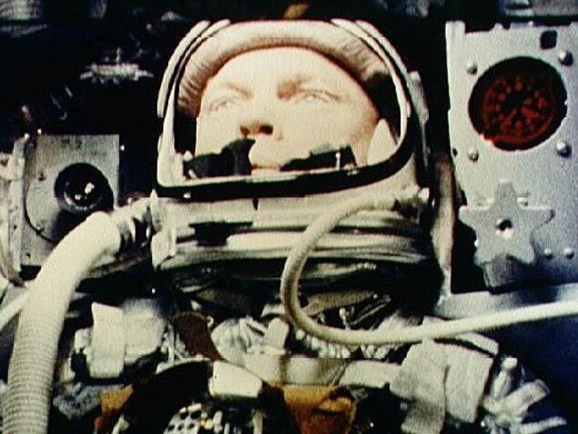 Une photo d'archives de la NASA montrant John Glenn dans son habit d'astronaute, entouré d'équipements, à bord d'un vaisseau spatial. Une photo d'archives de la NASA montrant John Glenn dans son habit d'astronaute, entouré d'équipements, à bord d'un vaisseau spatial.