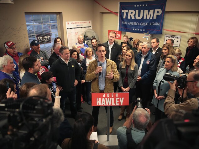 Josh Hawley lors d'une conférence de presse. Josh Hawley lors d'une conférence de presse.