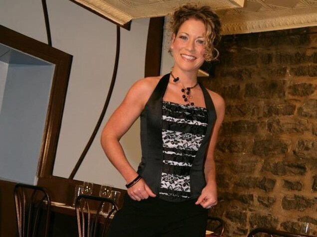 Julie avant son opération, souriante. Julie avant son opération, souriante.