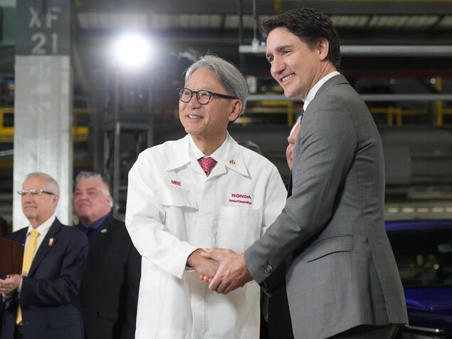 Justin Trudeau serre la main du PDG d'Honda, Toshihiro Mibe, lors d'un point de presse à Alliston en Ontario, le 25 avril 2024.