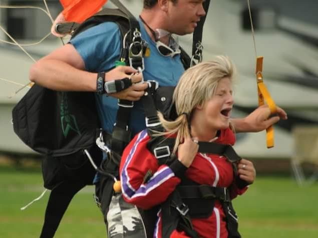 Karine Duval avec l'équipement pour un saut en parachute, avec un instructeur. Karine Duval avec l'équipement pour un saut en parachute, avec un instructeur.