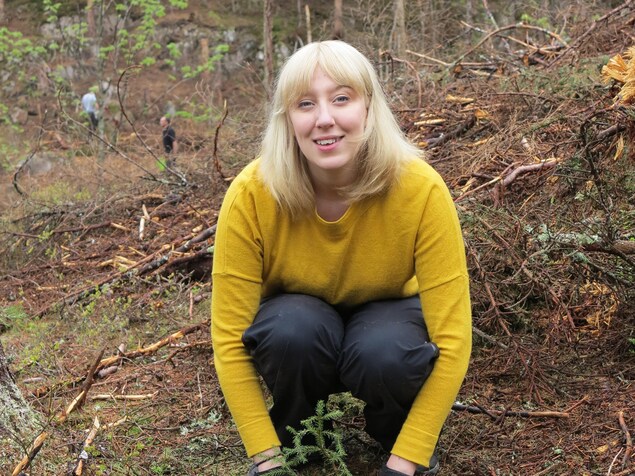L'artiste Katie Paterson plante des arbres dans la forêt de Nordmarka, au nord d'Oslo.