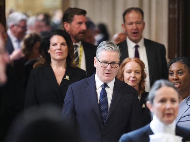 Keir Starmer marche parmi des députés britanniques.