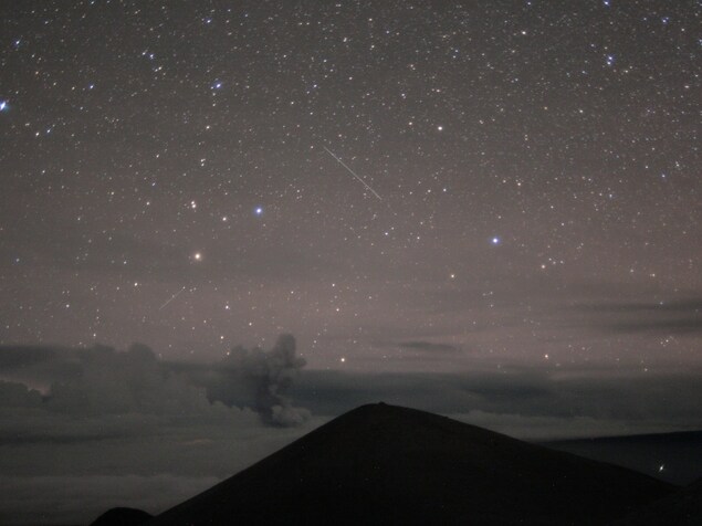 Des résidents qui habitent à proximité du volcan disent qu’une pluie de cendres a suivi l’éruption. Des résidents qui habitent à proximité du volcan disent qu’une pluie de cendres a suivi l’éruption.