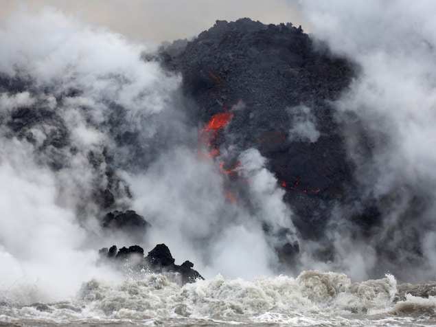La lave du volcan Kilauea atteint l'océan. La lave du volcan Kilauea atteint l'océan.