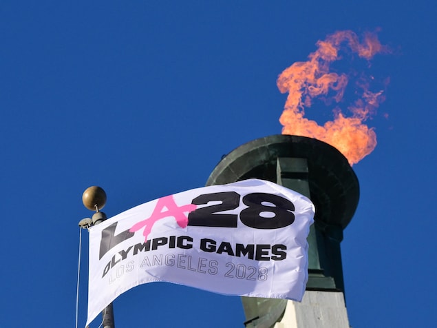 La vasque olympique LA28 est allumée.