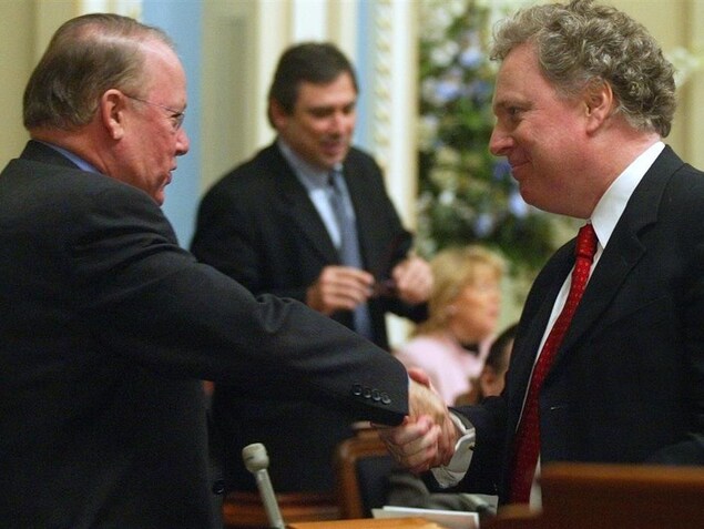 Le premier ministre Jean Charest serre la main du chef de l'opposition, Bernard Landry, en décembre 2003. Le premier ministre Jean Charest serre la main du chef de l'opposition, Bernard Landry, en décembre 2003.