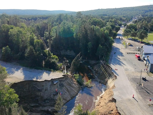 Une rivière s'est creusée sur une intersection entre deux routes.
