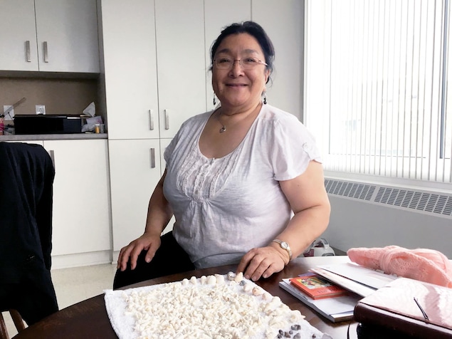 Lizzie Aloupa et sa collection de coquillages blancs. Lizzie Aloupa et sa collection de coquillages blancs.