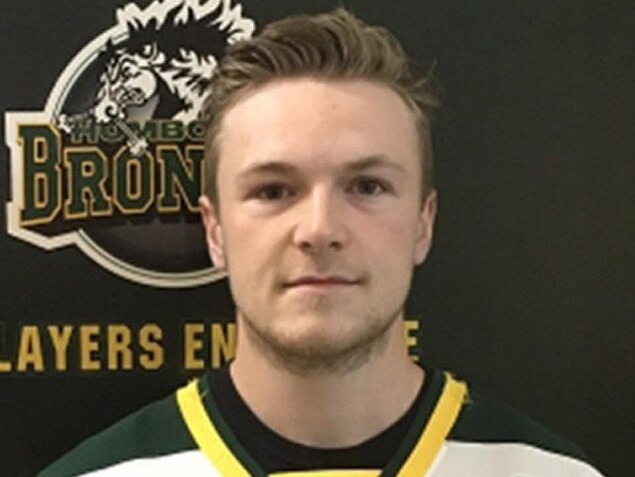 Logan Schatz dans son uniforme des Broncos. Logan Schatz dans son uniforme des Broncos.