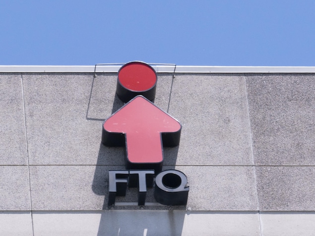 Le logo de la Fédération des travailleurs et travailleuses du Québec sur la façade d'un immeuble.