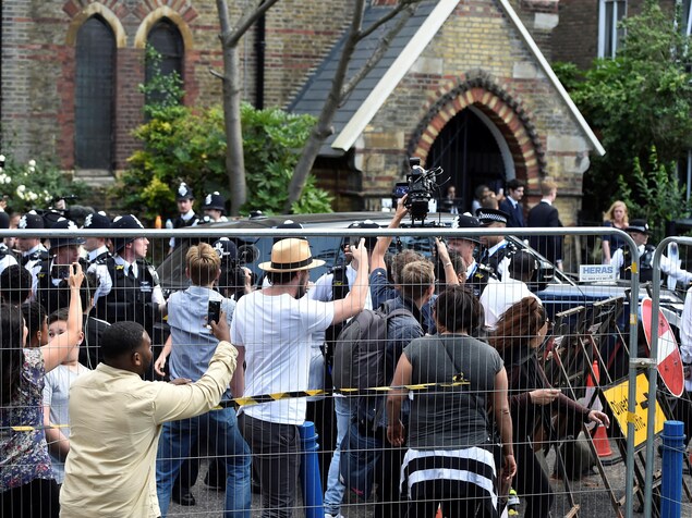 Des manifestants en colère, à la suite de l'incendie d'une tour d'habitation à Londres, ont pourchassé le véhicule de Theresa May vendredi. Des manifestants en colère, à la suite de l'incendie d'une tour d'habitation à Londres, ont pourchassé le véhicule de Theresa May vendredi.