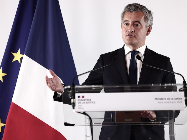 Le ministre Gérald Darmanin s'adresse aux médias lors d'une conférence de presse, le 8 juin 2026.