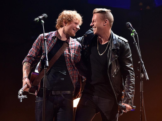 Ed Sheeran et Macklemore s'enlacent sur scène.