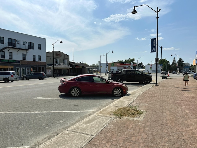 Une personne marche au centre-ville de Malartic.