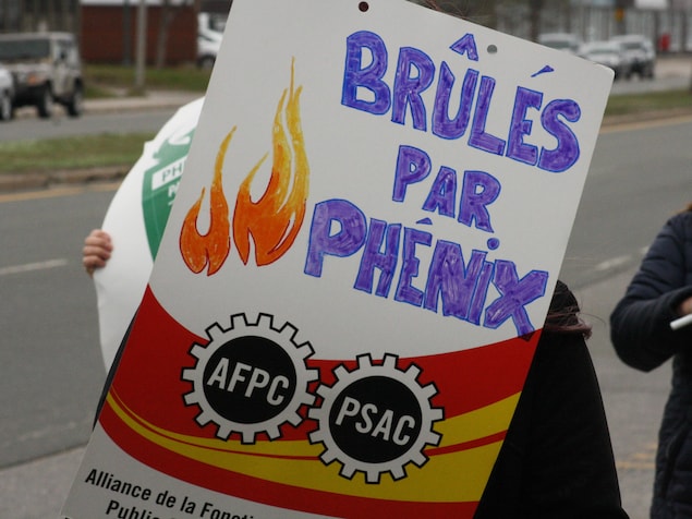 Une pancarte de manifestants, où l'on peut lire "Brûlés par Phénix". 