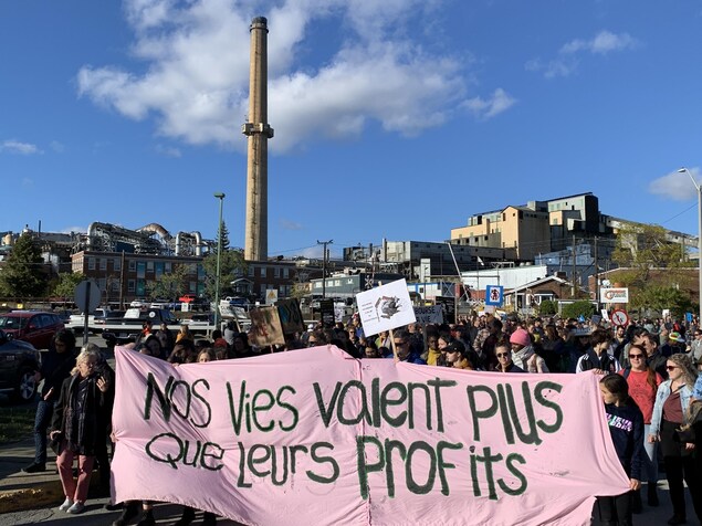 Des manifestants à proximité de la Fonderie Horne.