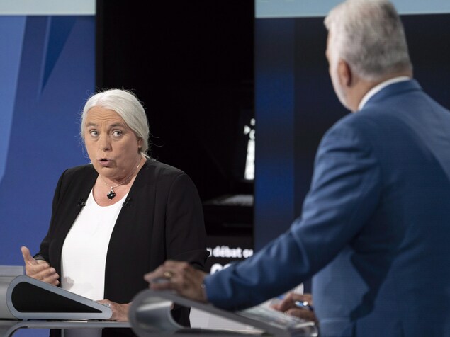 Manon Massé répond à son adversaire libéral Philippe Couillard. Manon Massé répond à son adversaire libéral Philippe Couillard.