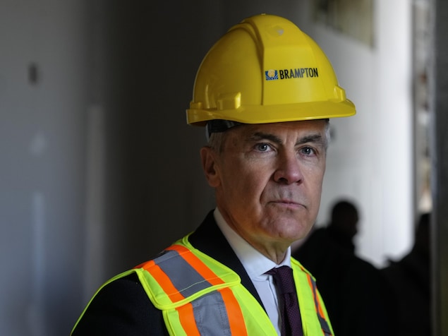 Le premier ministre Mark Carney visite un chantier de construction situ&eacute; &agrave; c&ocirc;t&eacute; du centre r&eacute;cr&eacute;atif Century Garden &agrave; Brampton, en Ontario.