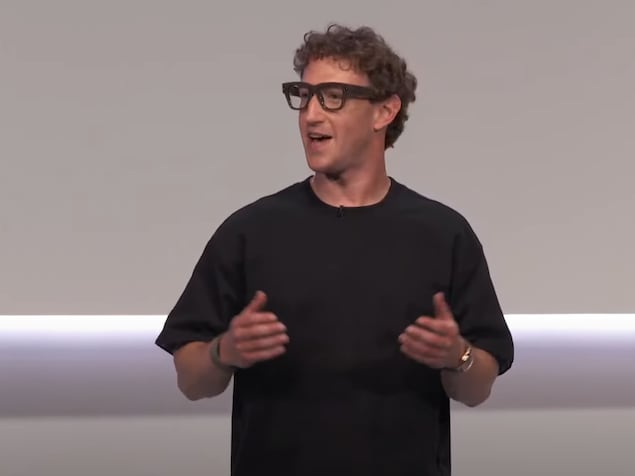 Un homme portant un chandail noir porte des lunettes intelligentes sur la tête. 