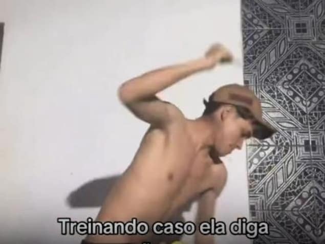 Un homme tient un couteau
