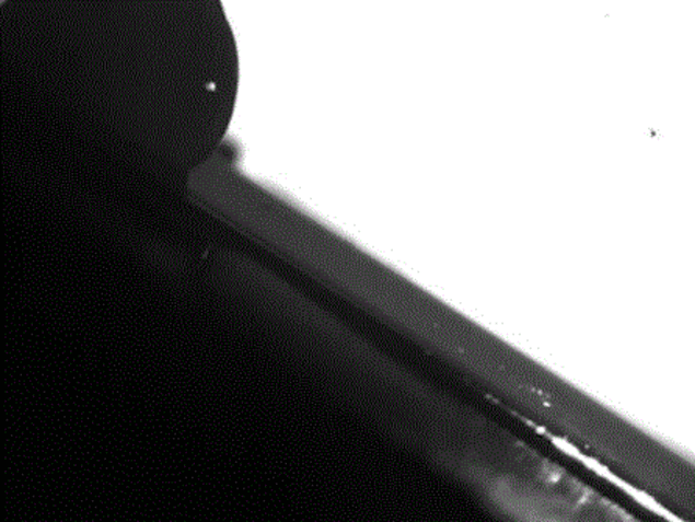 Le matériau fait glisser le verglas sur une surface. Le matériau fait glisser le verglas sur une surface.