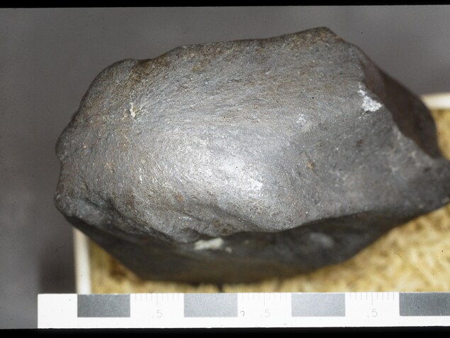 L'un des 700 fragments du météorite tombé en 1960 près de Bruderheim en Alberta. L'un des 700 fragments du météorite tombé en 1960 près de Bruderheim en Alberta.
