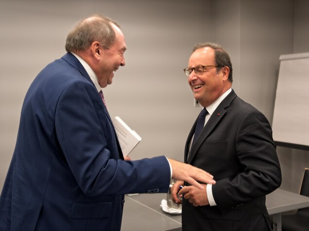 Les deux hommes sont souriants. Les deux hommes sont souriants.