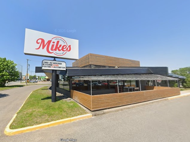 Un restaurant sur le bord d'une route.