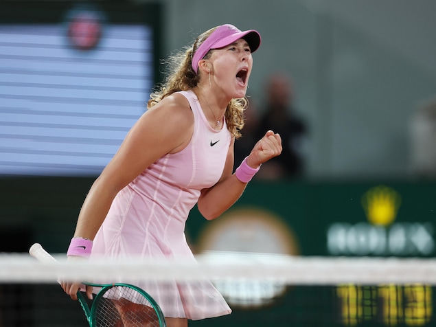 Mirra Andreeva célèbre après avoir marqué un point en demi-finale de Roland-Garros, le 4 juin 2026.