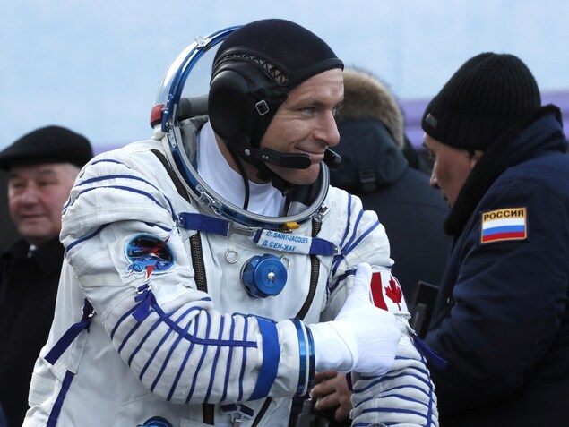 L'astronaute Saint-Jacques quelques instants après une dernière cérémonie marquant le départ de la mission 58. L'astronaute Saint-Jacques quelques instants après une dernière cérémonie marquant le départ de la mission 58.