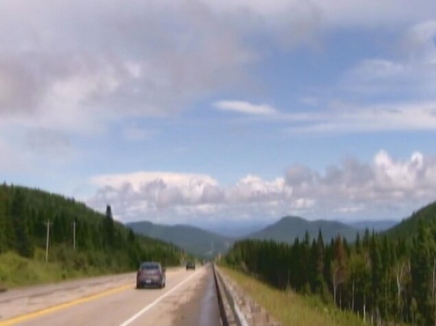 Une route dans les montagnes. Une route dans les montagnes.