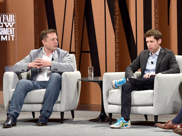 Elon Musk et Sam Altman sur une scène dans des fauteuils. 